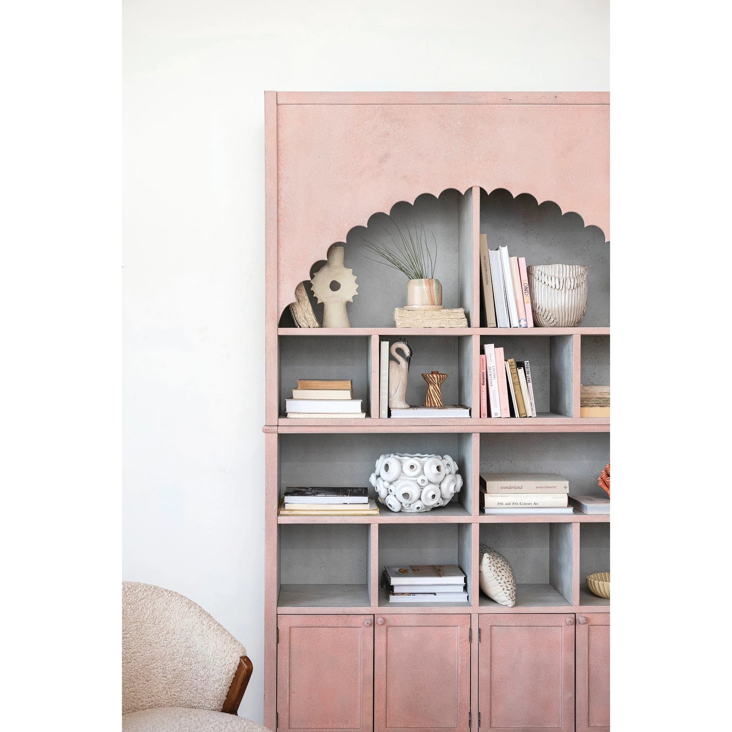 Armoire en Bois et MDF avec Bordure Festonnée, 14 compartiments et 4 portes.