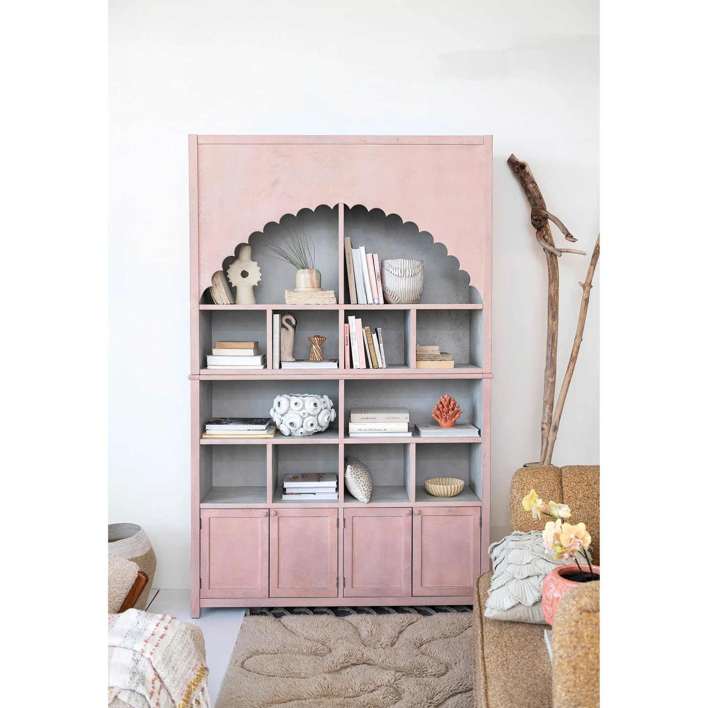 Armoire en Bois et MDF avec Bordure Festonnée, 14 compartiments et 4 portes.
