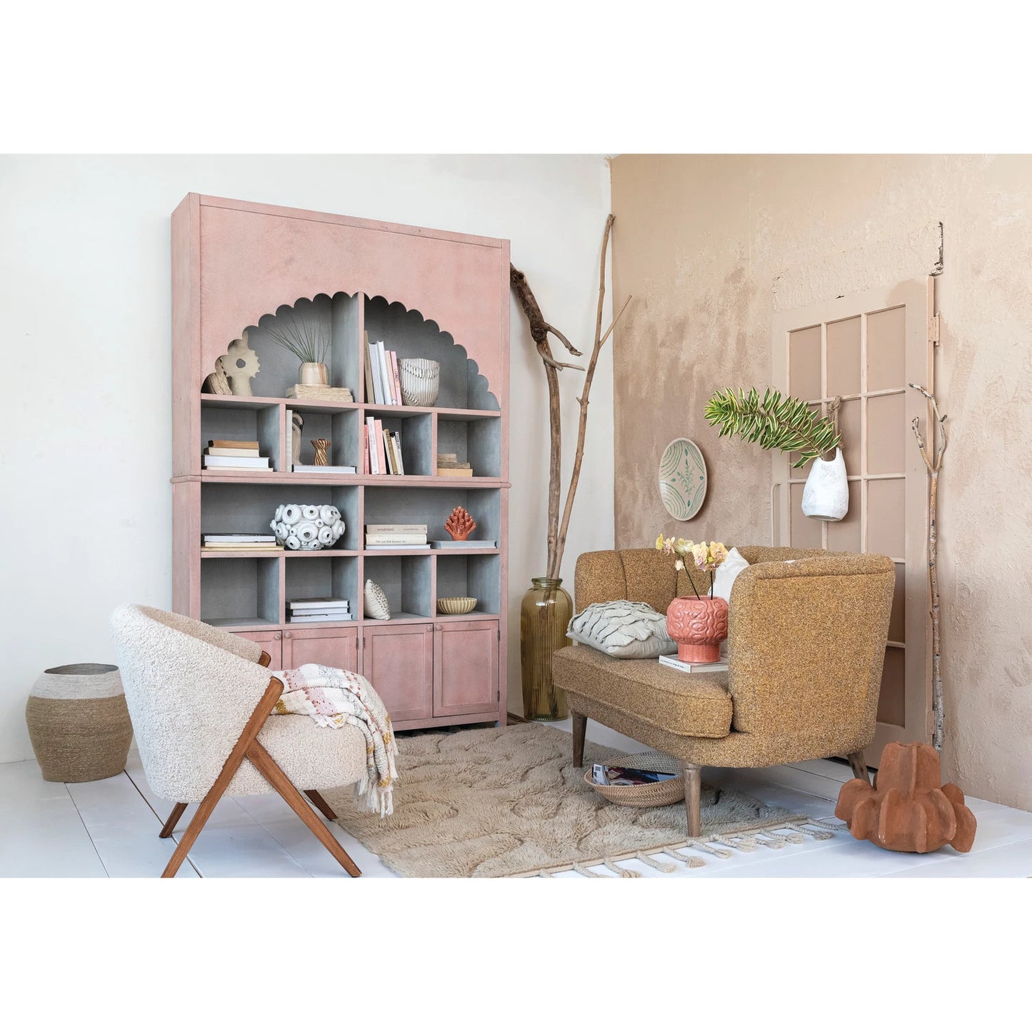 Armoire en Bois et MDF avec Bordure Festonnée, 14 compartiments et 4 portes.