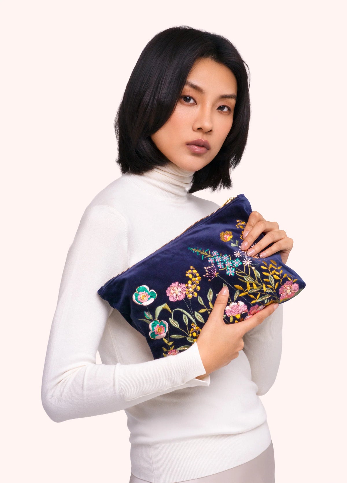 Grande Pochette Brodée en Velours - Navy Floral Hedgerow